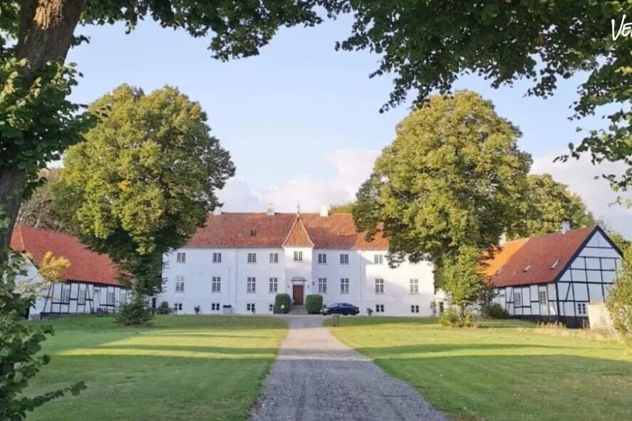 Historisk riddersal på Ny Oustrupgaard Gods med eksklusiv atmosfære.