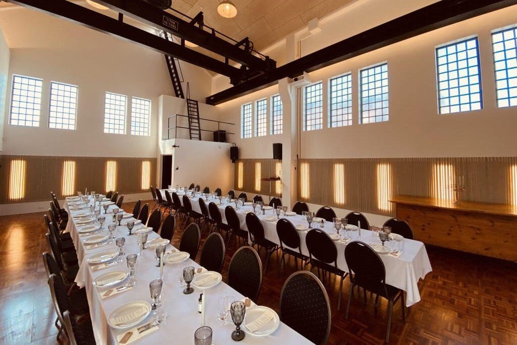 Industrielt eventlokale med rå vibes og fleksibilitet til egen forplejning.