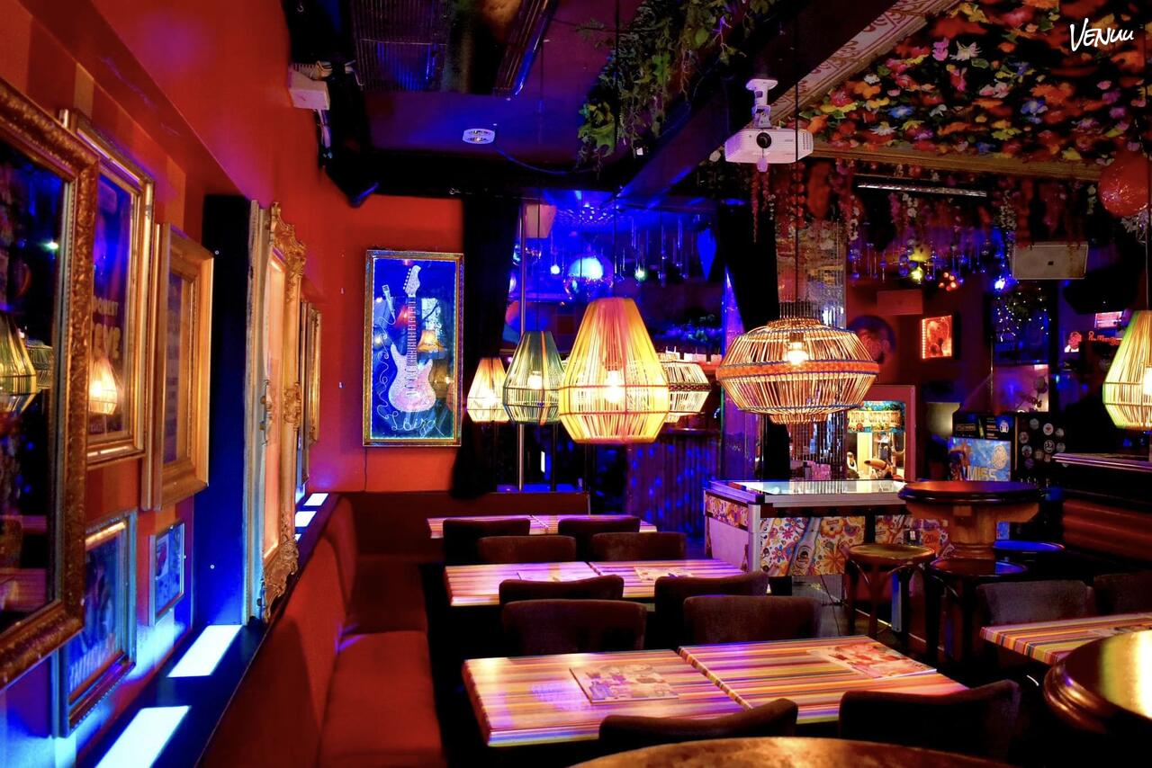 Tropisk beach bar i København med sommerstemning og festlige vibes.