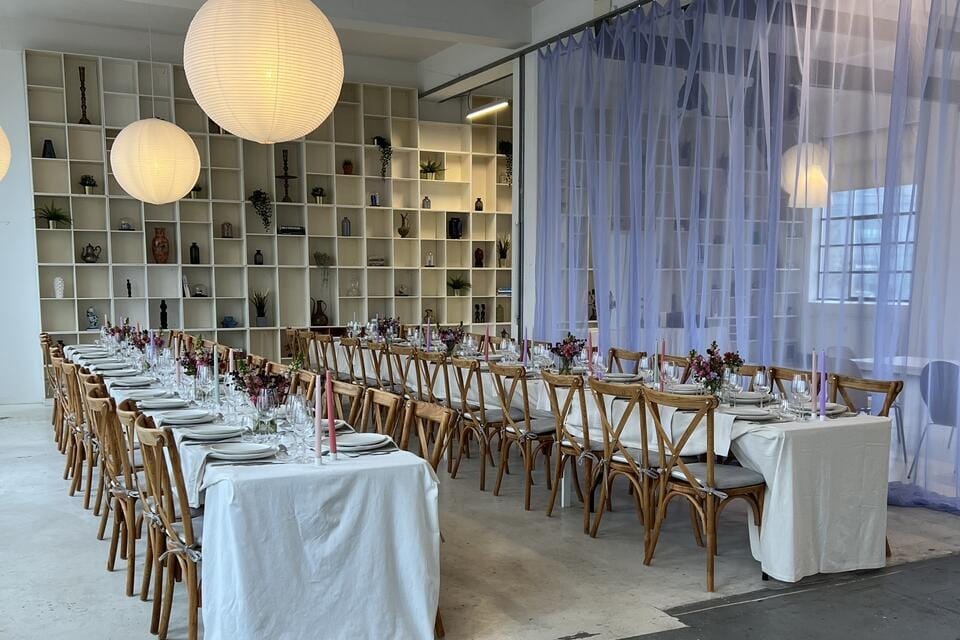 Kreativt eventlokale med kunstnerisk stemning og mulighed for egen forplejning.