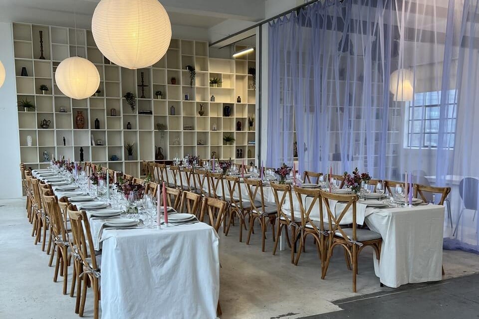 Kunstnerisk inspireret eventlokale med afslappet og stilfuld atmosfære.