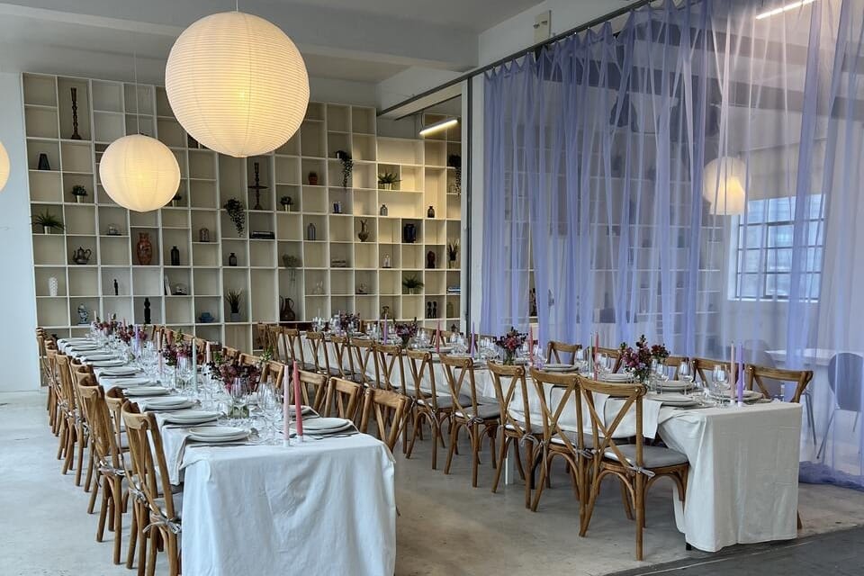 Kunstnerisk mødelokale med kreative rammer og alternativ stemning