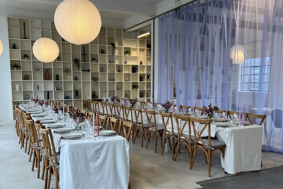 Inspirerende og kreativt konferencelokale med moderne design og fleksible muligheder.