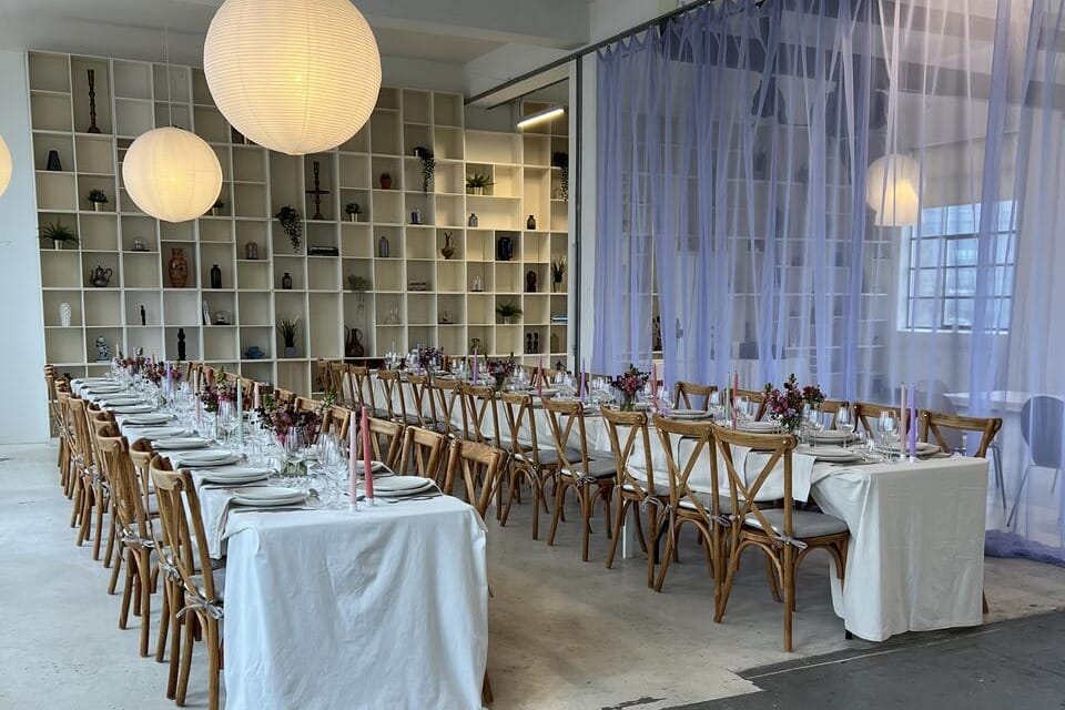 Kreativt og kunstnerisk festlokale med afslappet stemning til firmajulefrokoster.