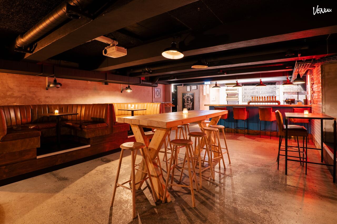 Undergrundsbar med mystisk stemning og eksklusive cocktails