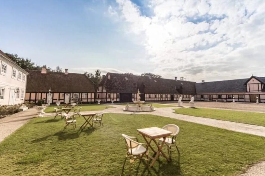 Rustik lade på Skrøbelev Gods med en eventyrlig, romantisk atmosfære.