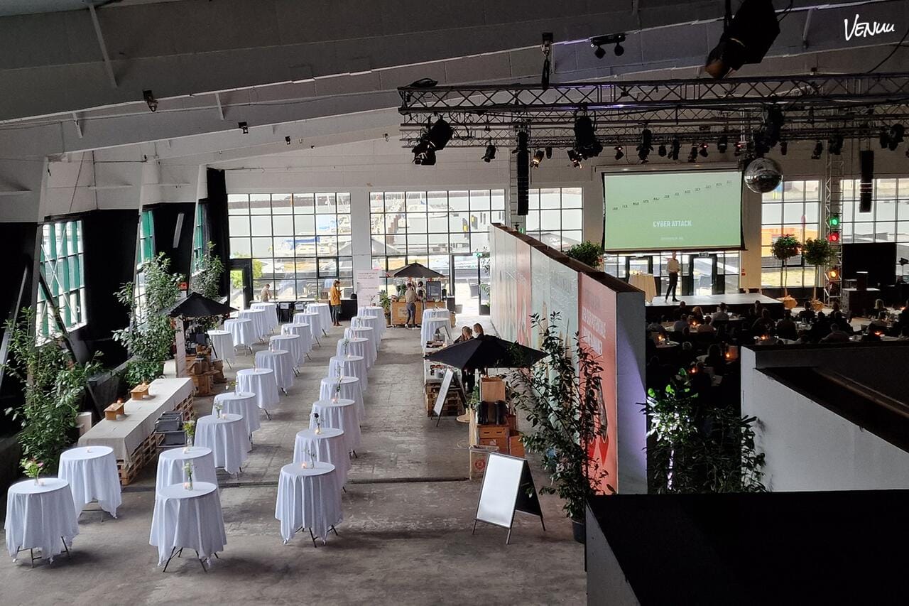 Stort, industrielt konferencelokale ved vandet med plads til store events.