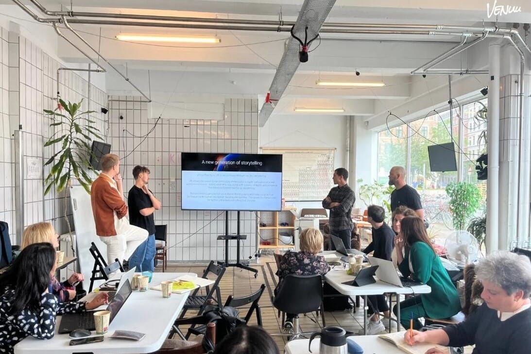 Futuristisk mødelokale med VR-teknologi og moderne faciliteter.