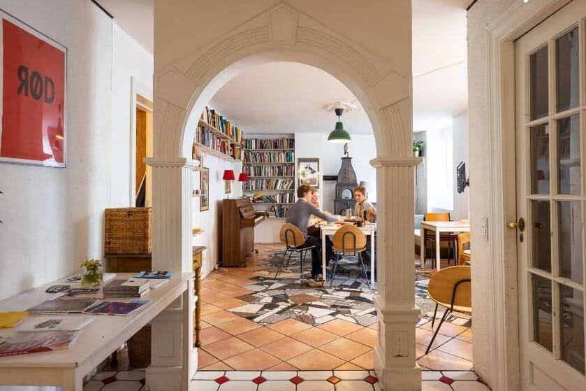 Smuk og stilfuld bogcafé i en gammel kirke, perfekt til intime firmafester.