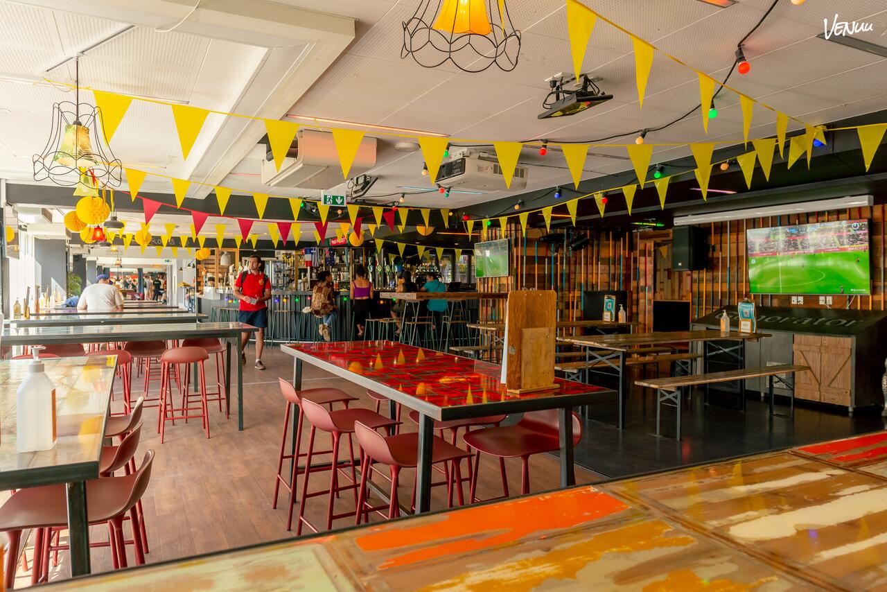 Sjov bar med shuffleboard, petanque og overnatningsmuligheder på hostel.