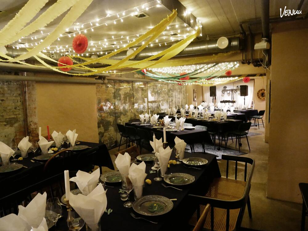 Moderne festlokale med minimalistisk design og mulighed for egen forplejning.