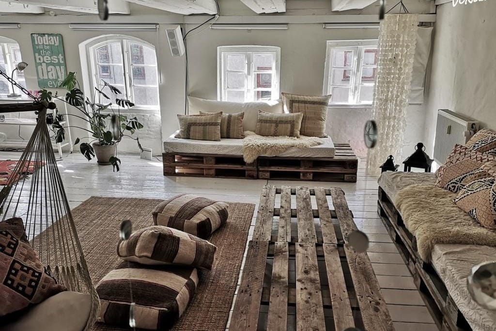 Afslappet og inspirerende mødelokale med zen-vibes og rolig atmosfære.