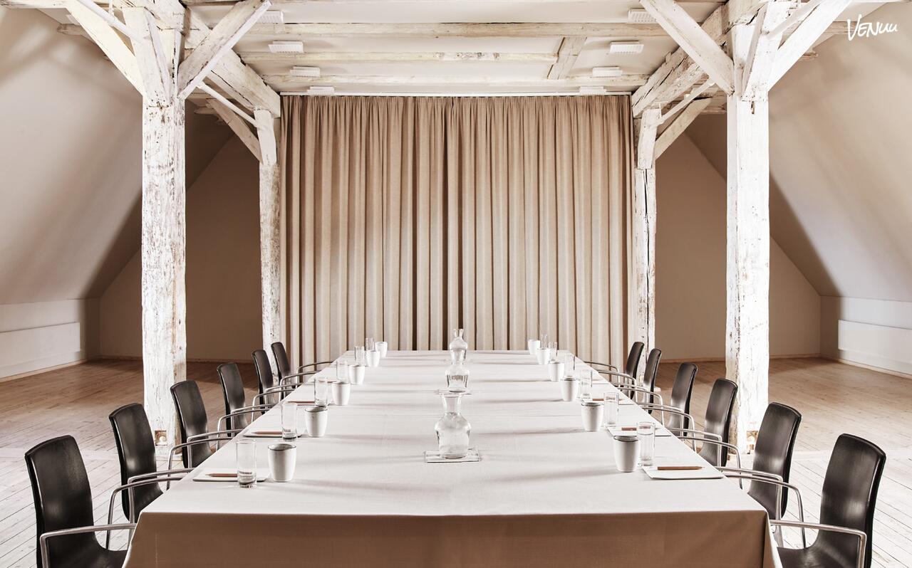 Smukt eventlokale ved vandet med nordisk design og afslappet stemning.