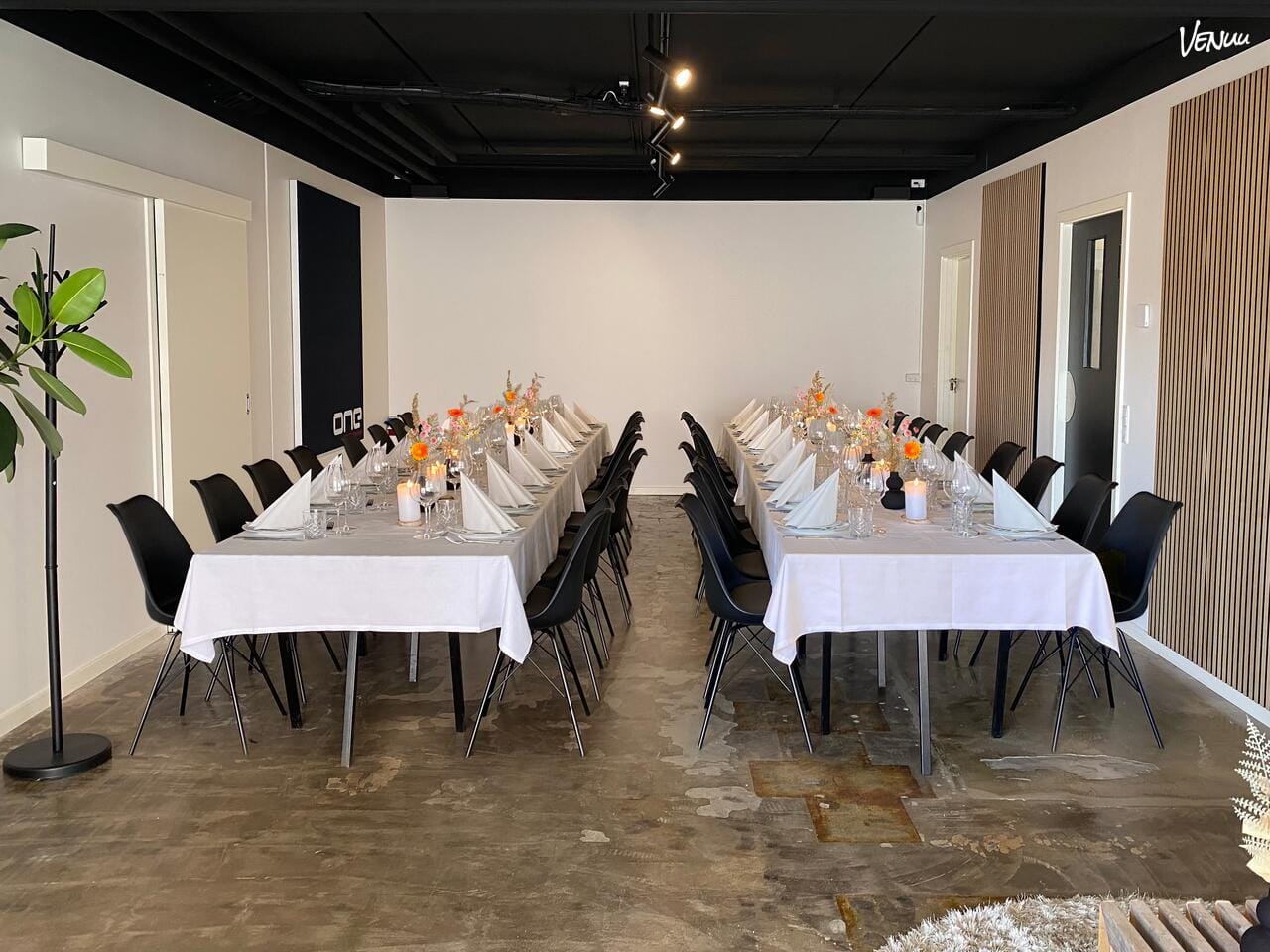 Cocktailbar ved vandet med eksklusive drinks og en afslappet feststemning.