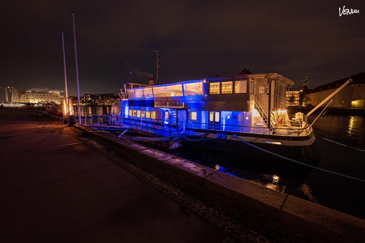 Stilfuldt og afslappet mødelokale i København K med moderne design.