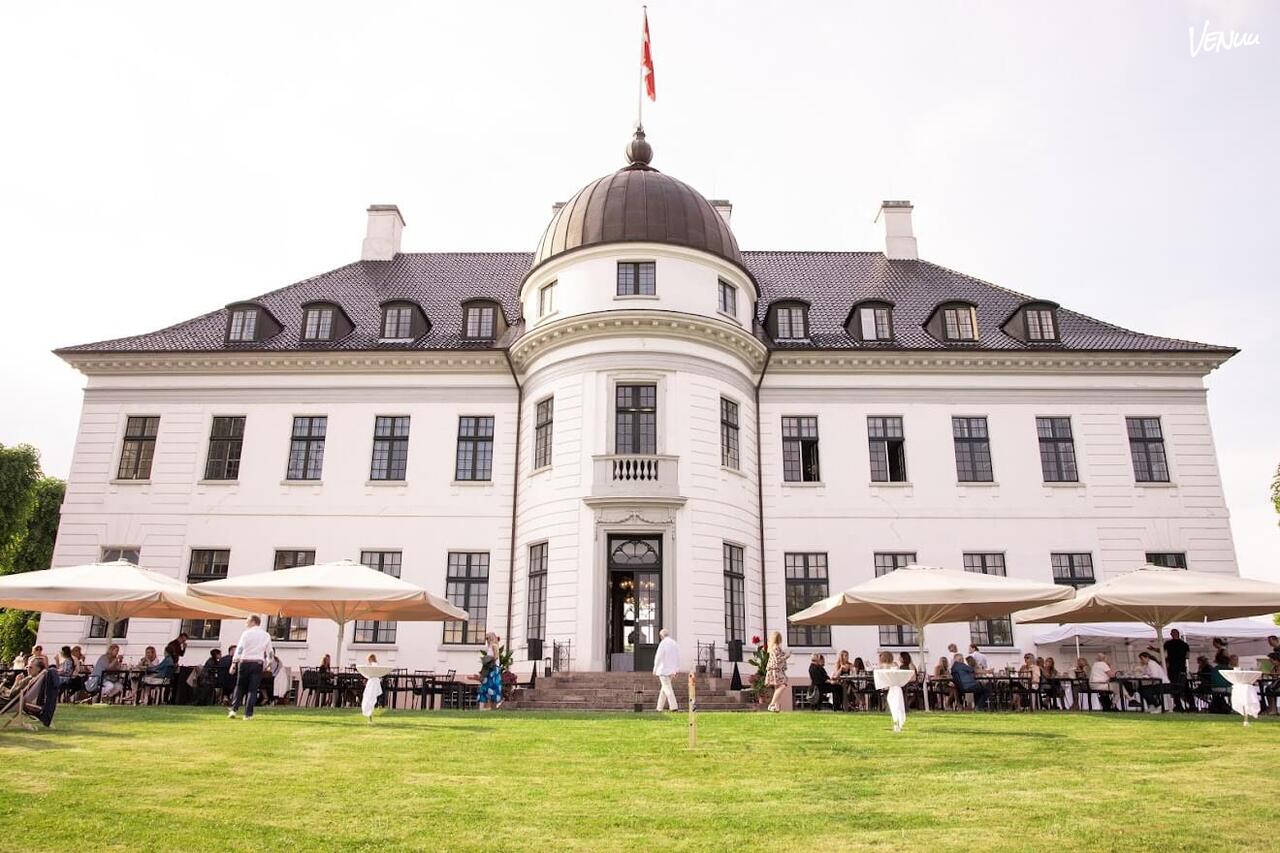 Eksklusivt selskabslokale på Bernstorff Slot med mulighed for overnatning.
