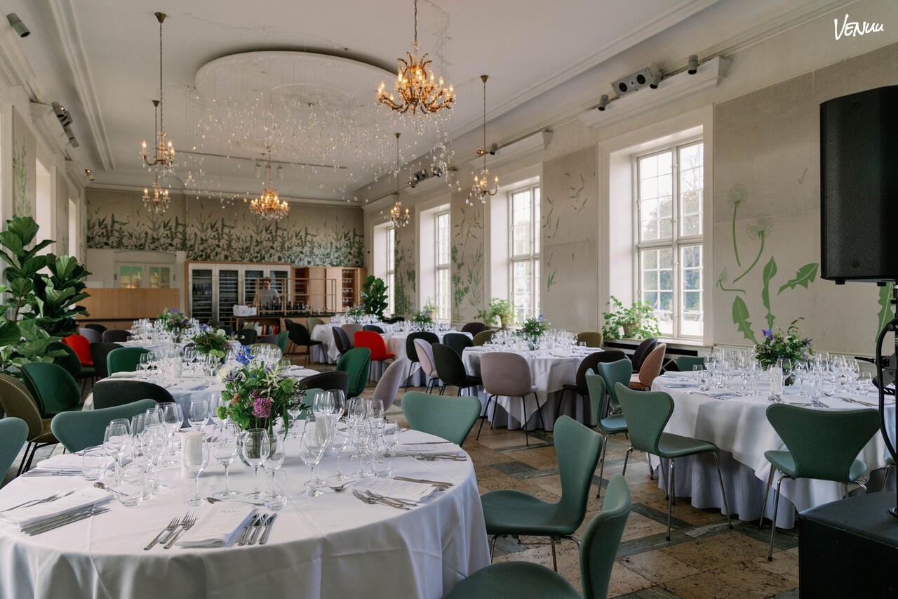 Eksklusiv restaurant med private lokaler og gourmetoplevelser i en royal setting.