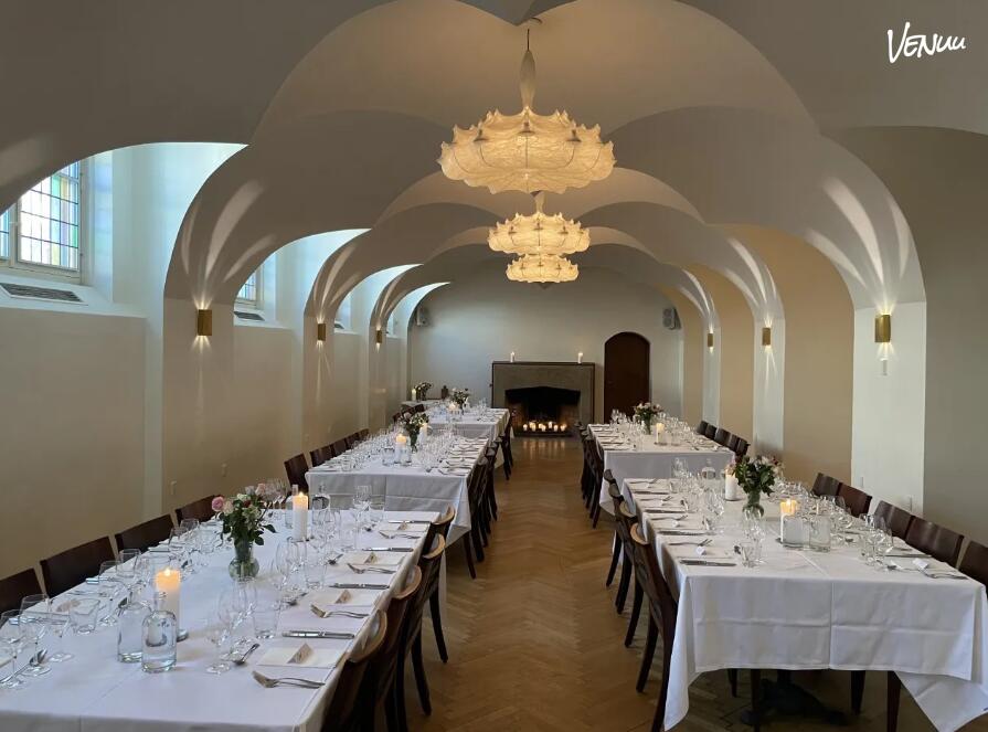 Historisk festsal i rådhuskælder med hyggelig stemning til firmajulefrokoster.