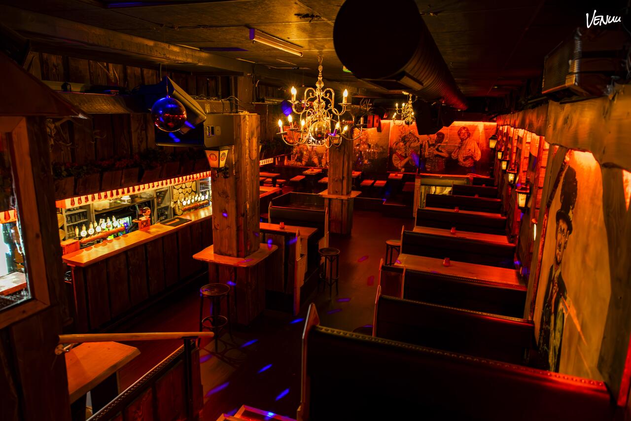 Festlig bierbar med øltårne, borddans og autentisk oktoberfeststemning til julefrokoster.