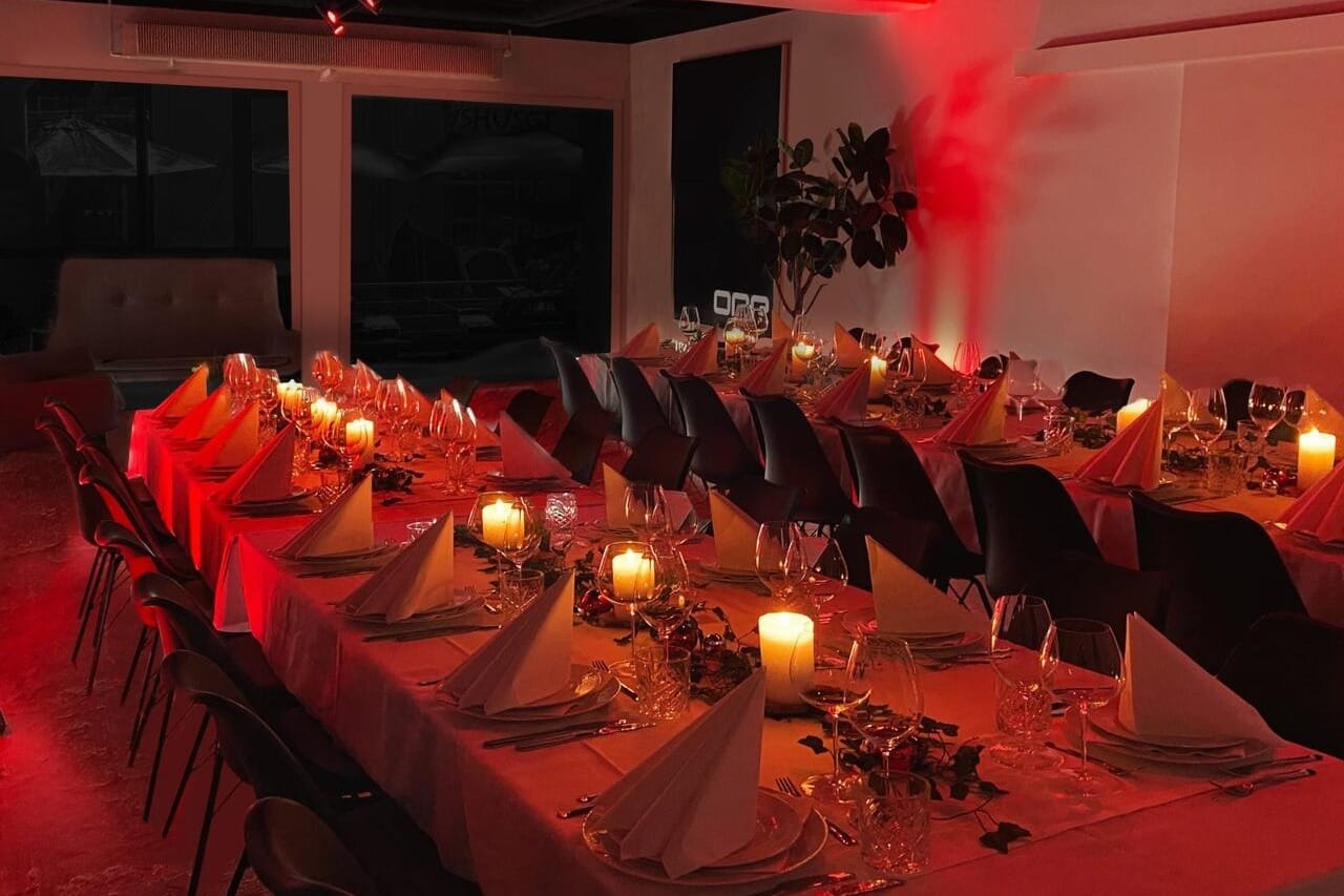 Eksklusiv cocktailbar med privat lokale og udsigt over vandet til julefrokoster.