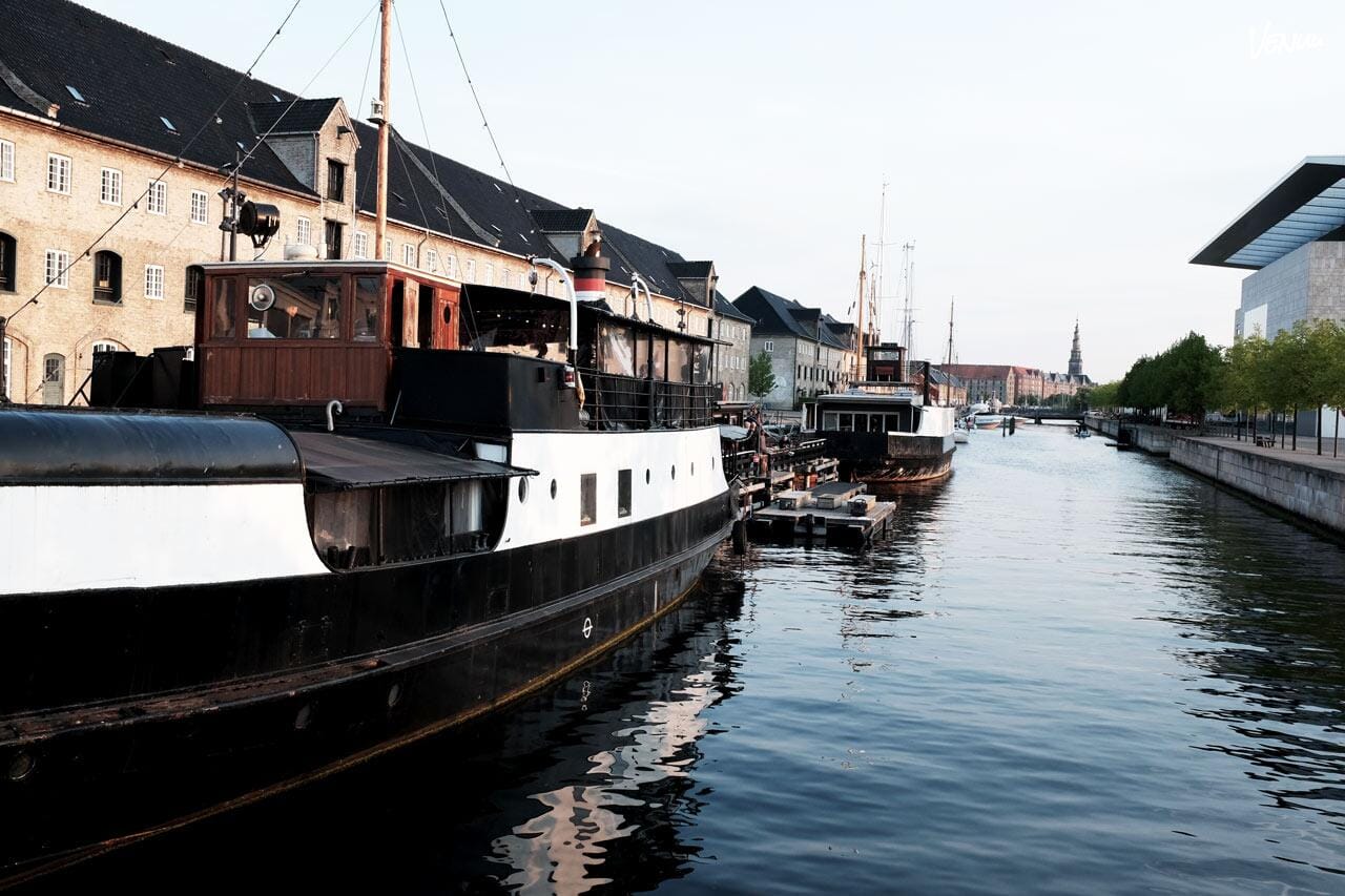 Maritimt festlokale på en færge med havudsigt og mulighed for overnatning.
