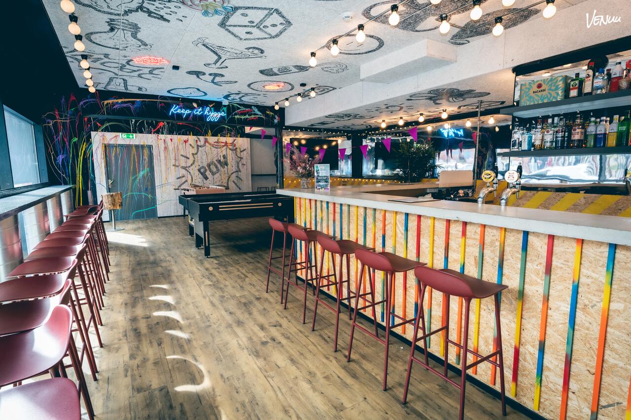 Sjov bar med spil, gode drinks og overnatningsmuligheder på hostel.