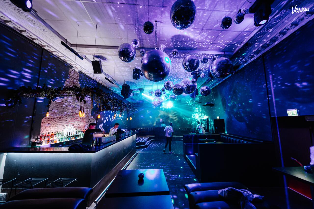 Trendy cocktailbar med høj energi og plads til en uforglemmelig julefrokost.