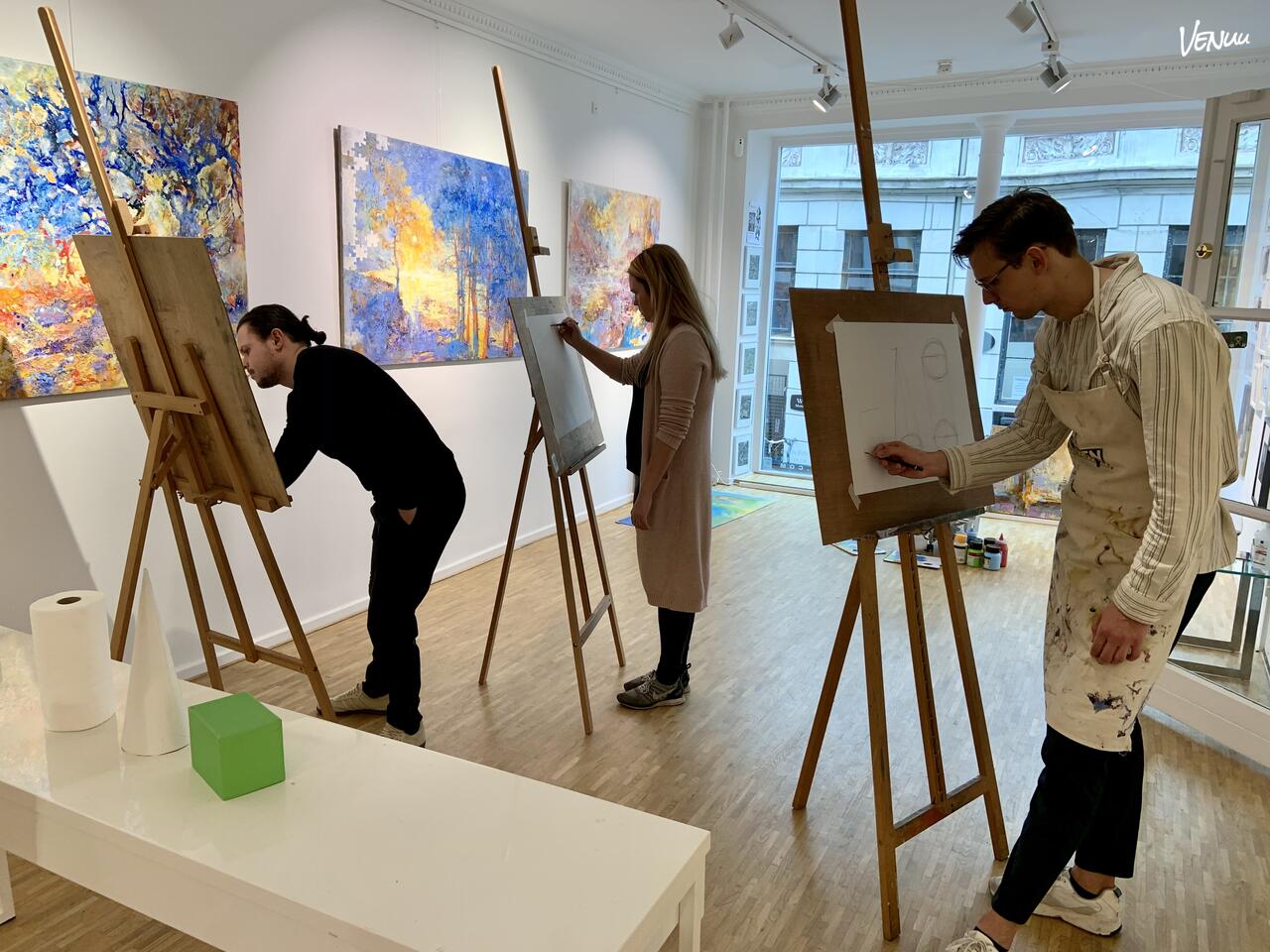 Kunstnerisk mødelokale i et galleri med inspirerende omgivelser.