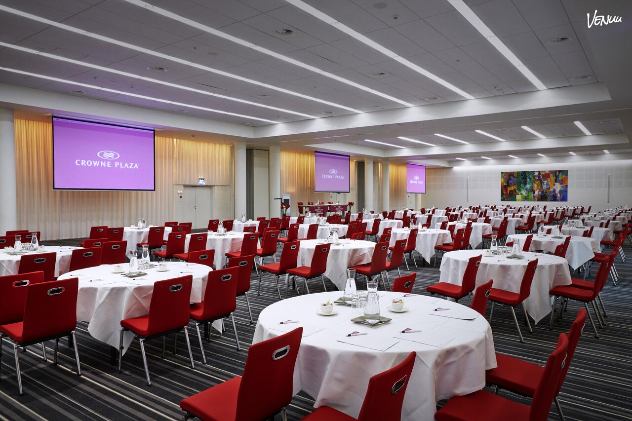 Storslået ballroom-konferencelokale i Crowne Plaza med luksus og høj kapacitet.