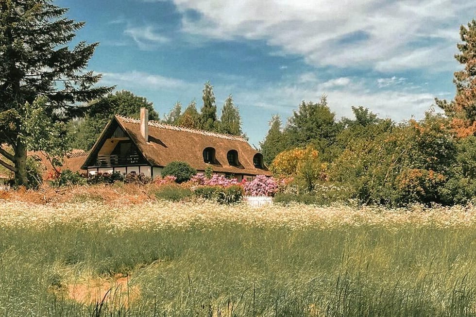 Landligt og moderne festlokale med naturudsigt og rolig atmosfære – ideelt til en idyllisk konfirmation.