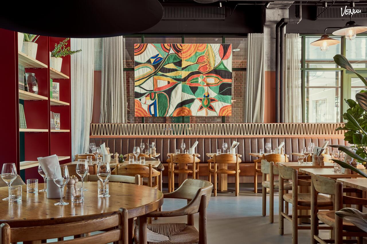 Moderne selskabslokale med eksklusiv stemning og fokus på gastronomi – ideelt til en sofistikeret konfirmation.