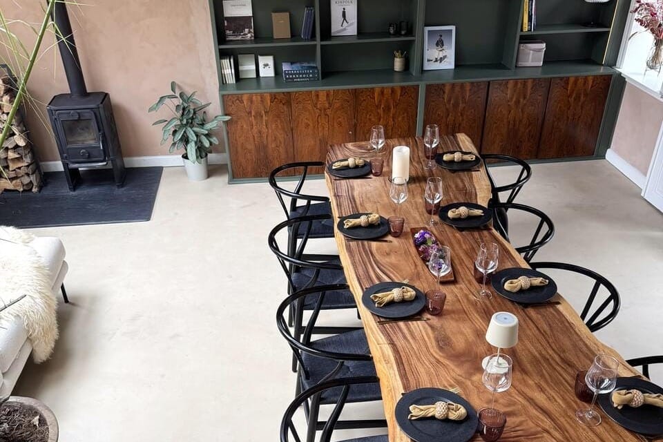 Råt og kunstnerisk festlokale med hyggelig atmosfære – perfekt til kreative konfirmationer.