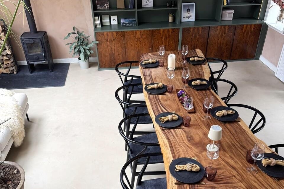 Kunstnerisk og hyggeligt festlokale med kreativ atmosfære og unikke detaljer – perfekt til 40 års fejring med personlig stil.