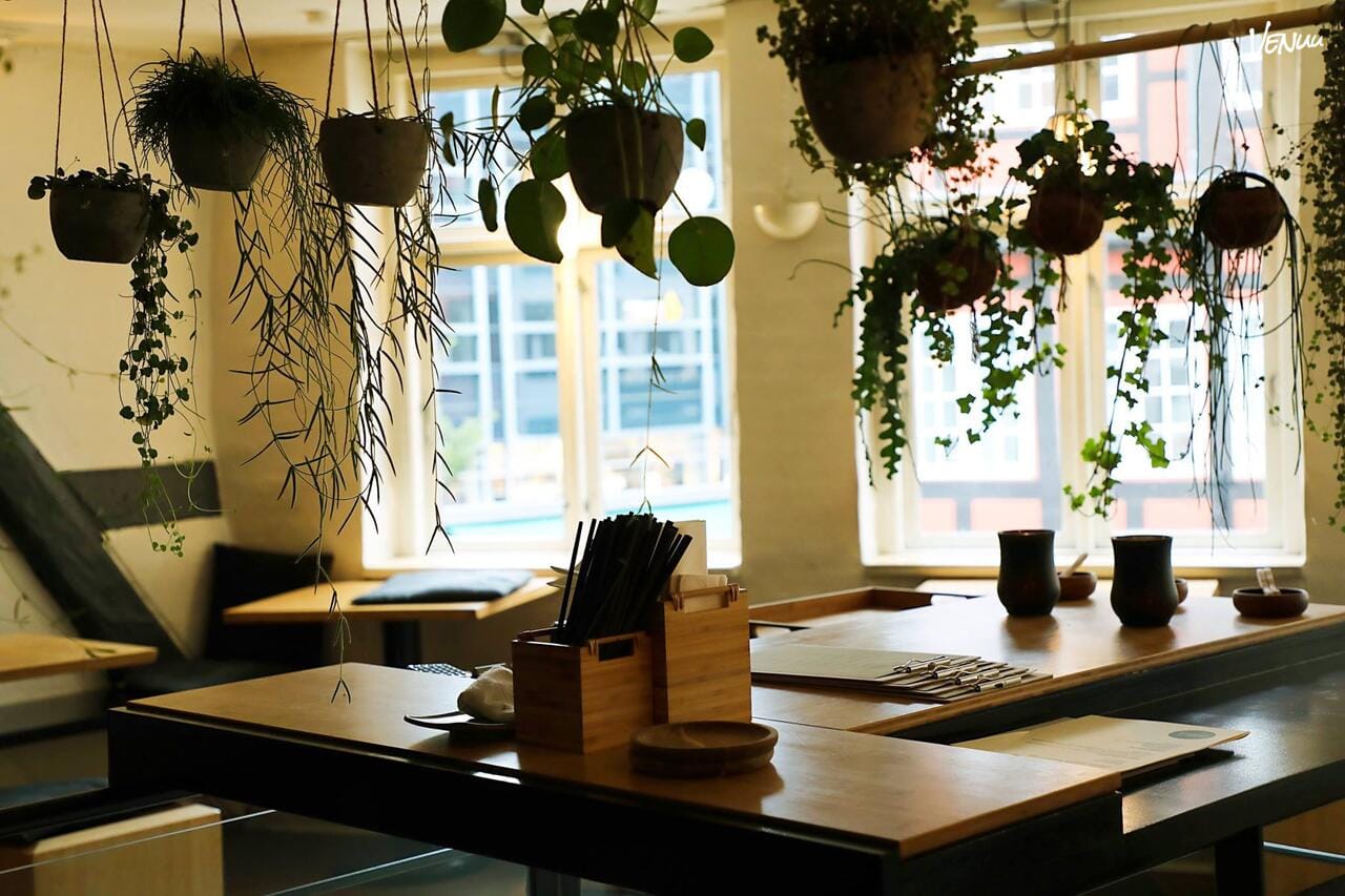 Elegant restaurant med japansk inspireret indretning og gourmetoplevelse – ideel til en smuk og anderledes konfirmation.