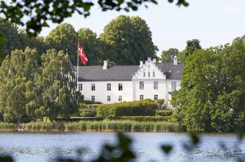 Dallund Slot – historisk slot med park og sø, ideelt til romantisk bryllup i naturen med mulighed for overnatning.