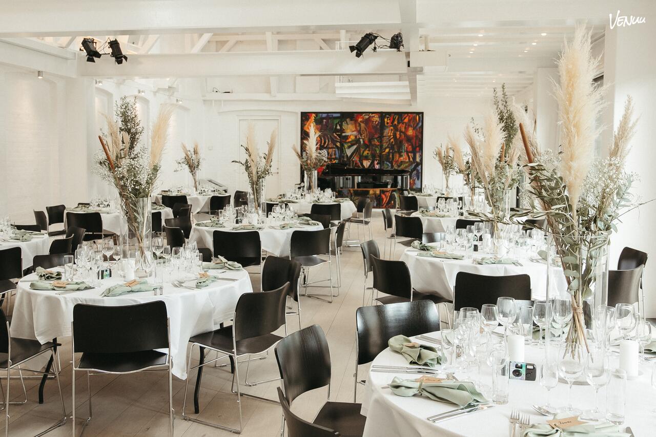 Elegant koncertsal med klassisk arkitektur og eksklusiv atmosfære – perfekt til en sofistikeret 40 års fest.