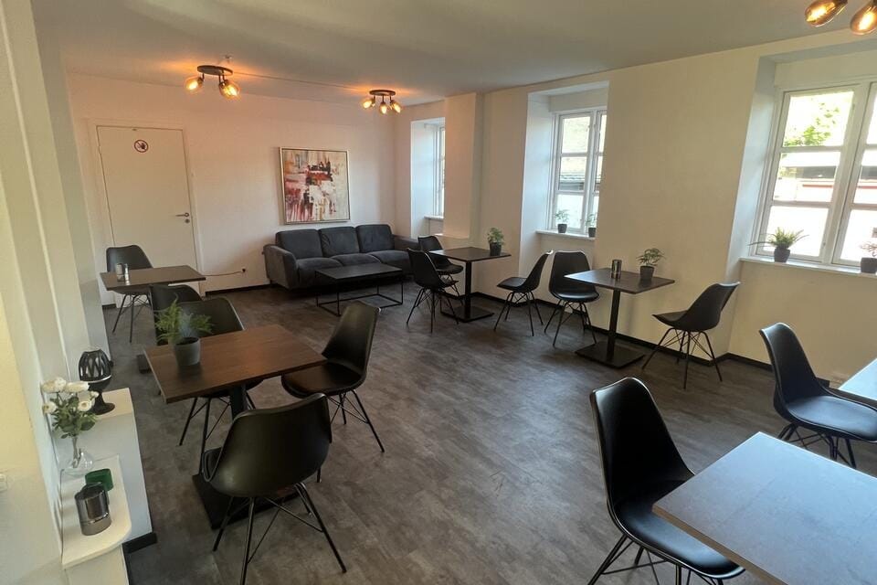 Moderne caféinspireret lokale med urbant design – perfekt til en stilfuld og hyggelig konfirmation.