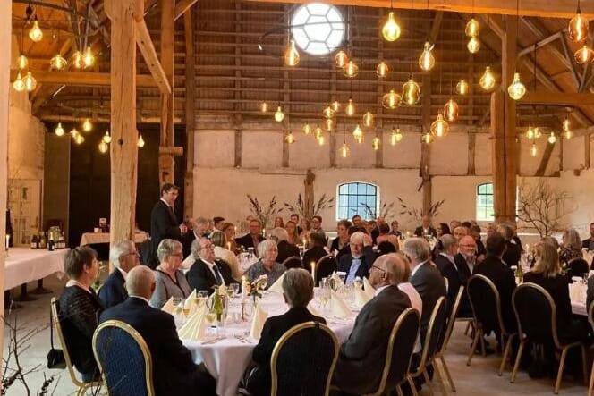 Skrøbelev Gods – Den Rustikke Lade – charmerende lade til bryllup med lyskæder og landlig stemning.