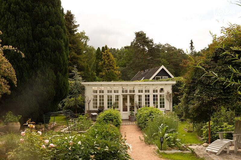 Lyst og grønt selskabslokale med orangeri-stemning og naturlige omgivelser – ideelt til 40 års fødselsdag.