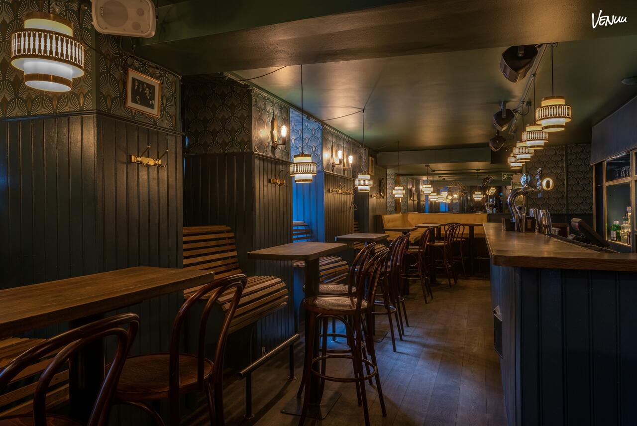 Stemningsfuldt speakeasy-lokale med art deco detaljer og eksklusiv cocktailbar-atmosfære