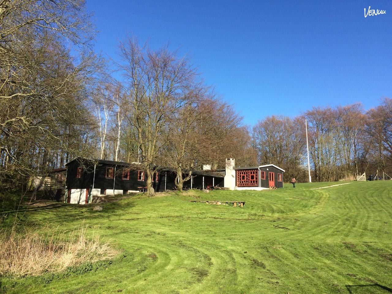 Rollespilshytten i Hareskoven – rustikt og naturligt bryllupslokale midt i skoven, perfekt til simple og smukke fejringer.