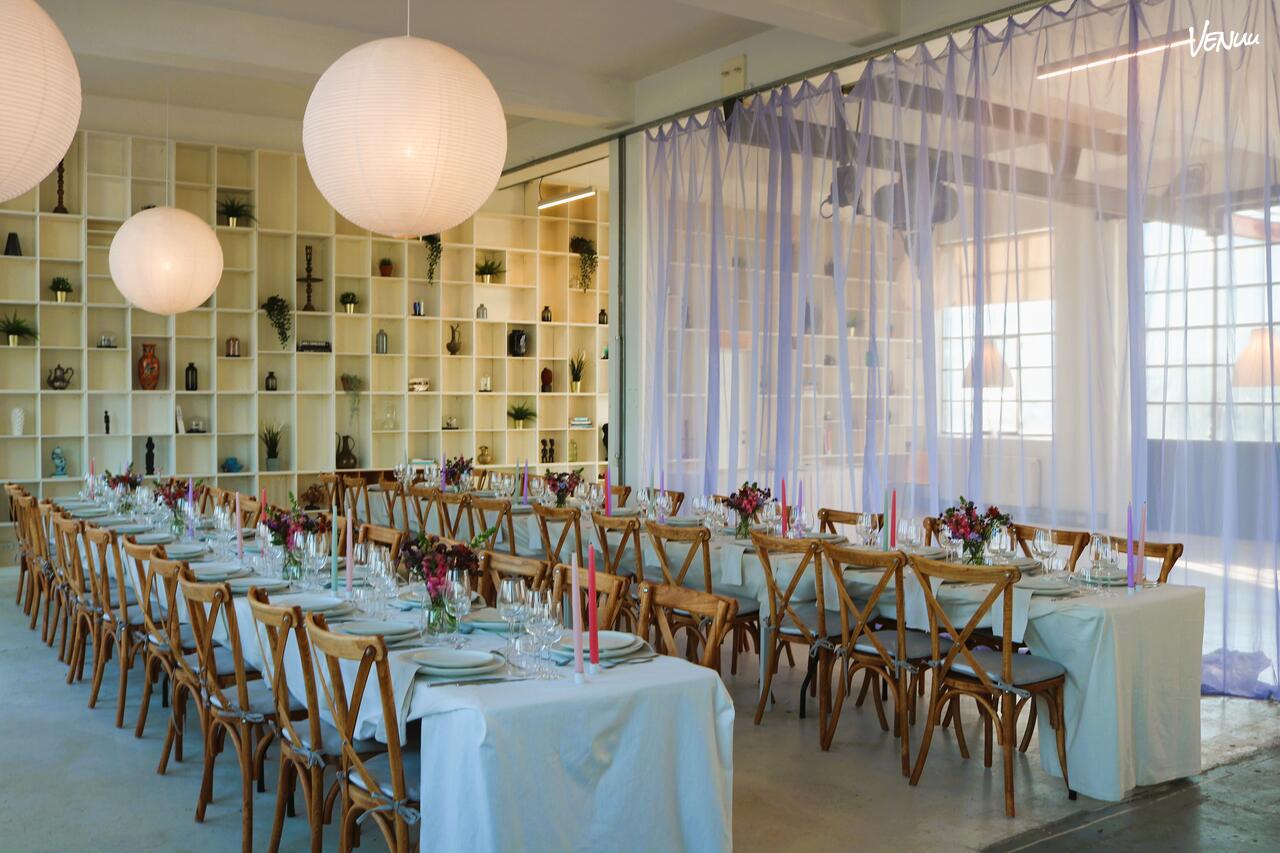 Lyst lokale med muligheder for middag, musik og dans