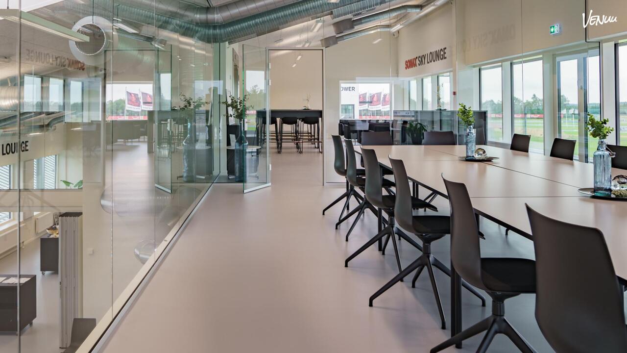 Konferencelokale med udsigt til racerbane på Jyllandsringen, moderne indretning og unikt miljø