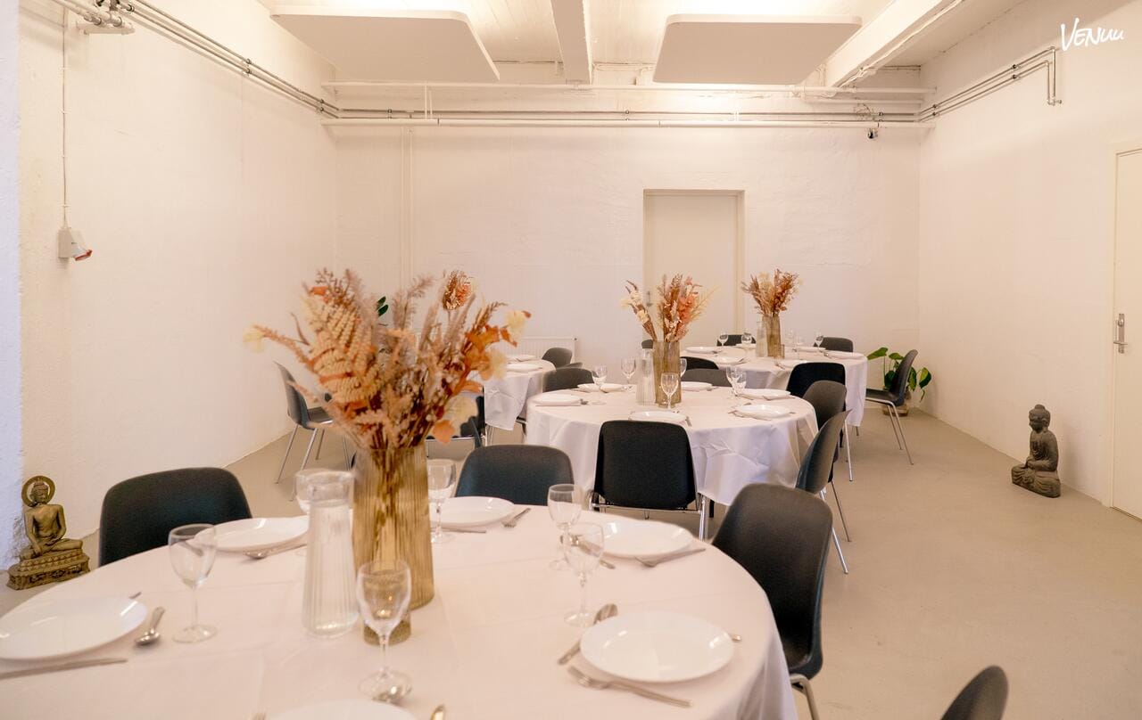 Moderne bryllupslokale med rå murstensvægge og urban stemning i København