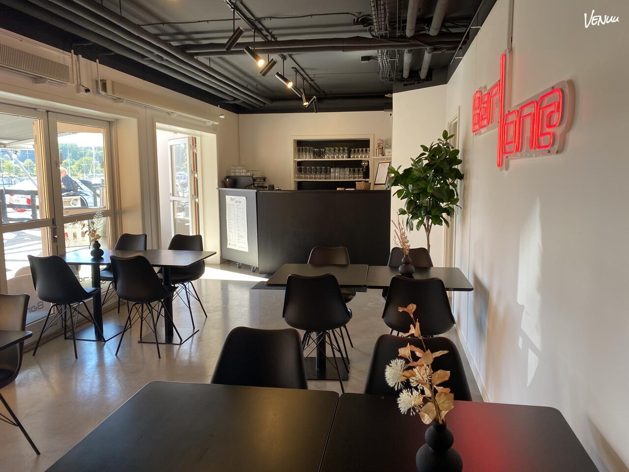 Eventlokale ved vandet i Aarhus med bar, lounge og udsigt – perfekt til netværk og produktlancering.