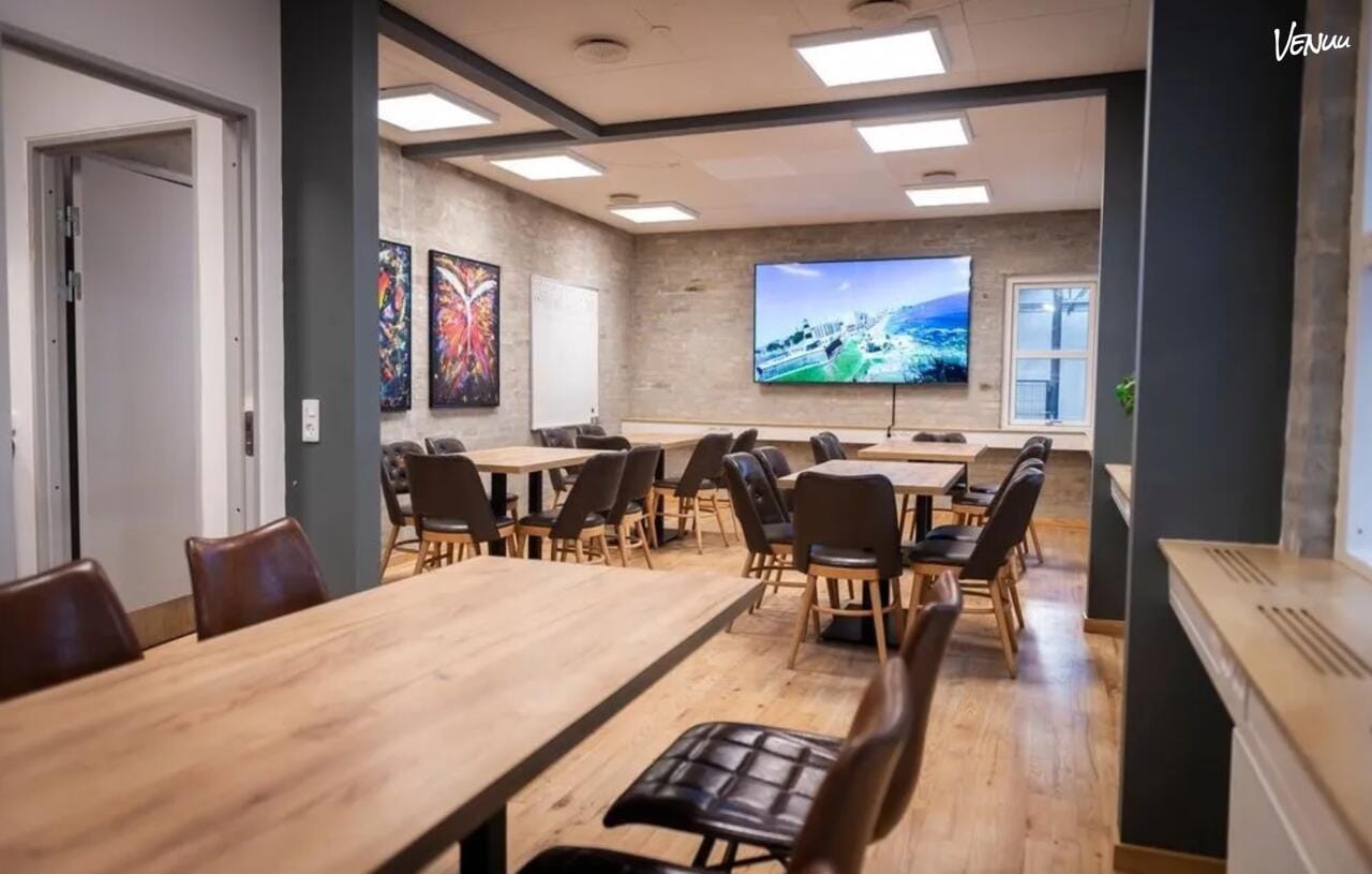 Lyst og moderne mødelokale til firmajulefrokost hos Odense City Padel