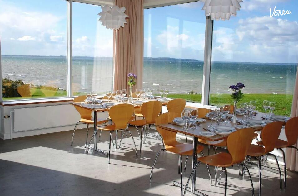 Klassisk og hyggeligt selskabslokale i Jylland med varm atmosfære og plads til fællesskab