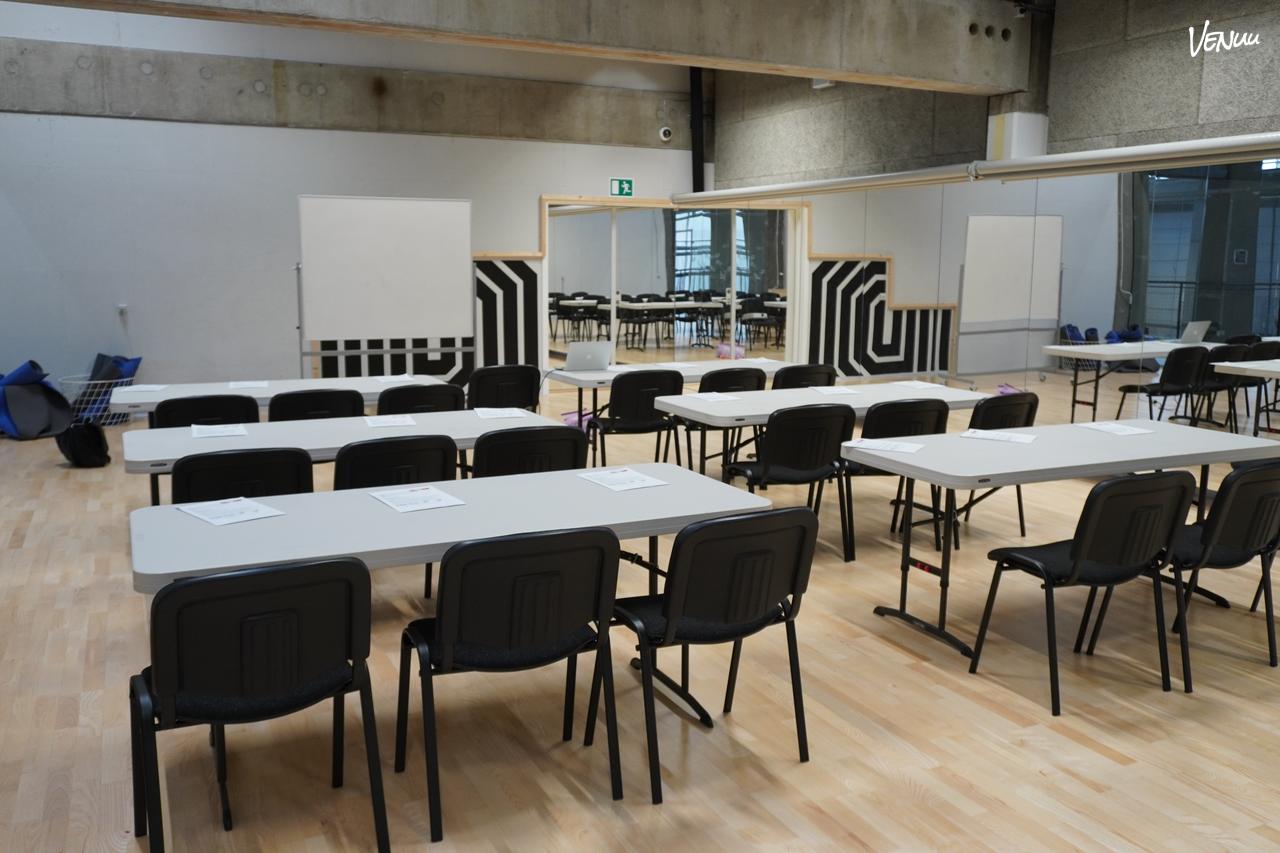 Stor og rå konferencesal i Aalborg med urban stemning og fleksibel indretning