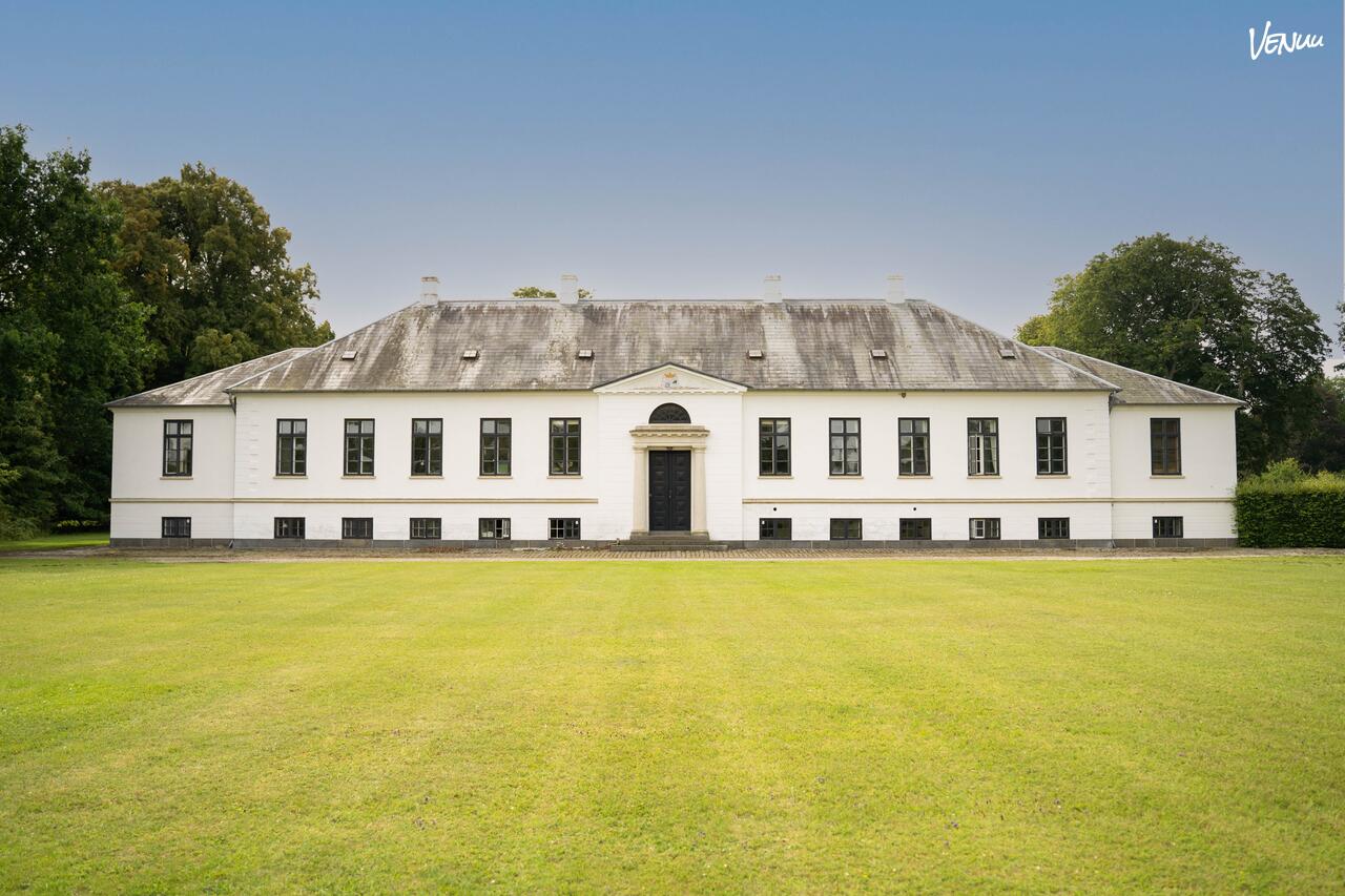 Romantisk bryllupslokale på gods med have og historisk charme på Sjælland