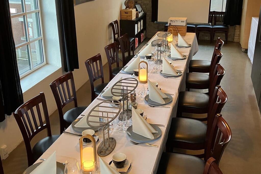 Stemningsfuldt festlokale med træinteriør og afslappet caféatmosfære i hjertet af Odense hos Kong Volmer.